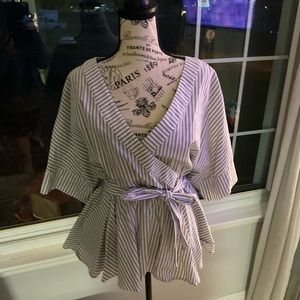 Listicle boutique top size small, never worn.